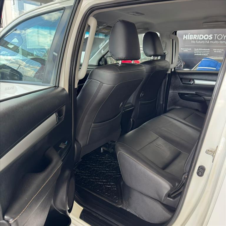 HILUX 2.8 D-4D TURBO DIESEL CD SR 4X4 AUTOMÁTICO11