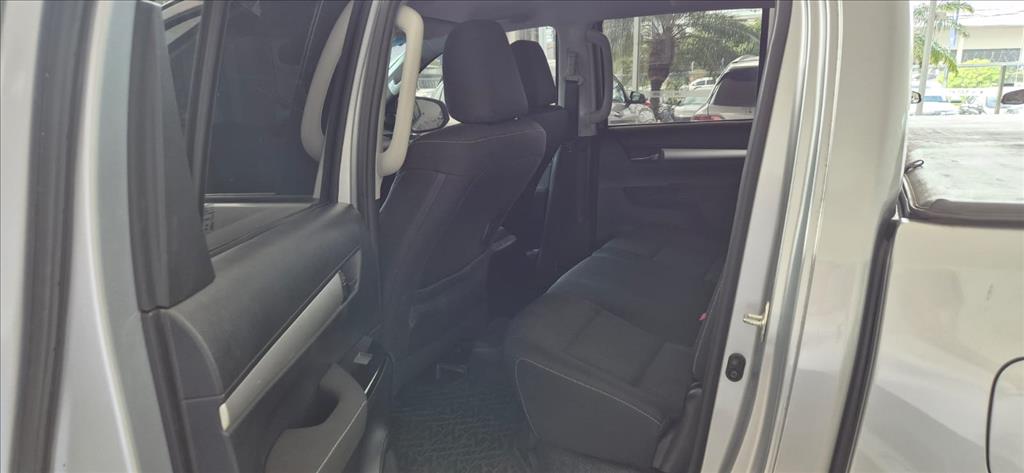 Toyota-HILUX-2.8 D-4D TURBO DIESEL CD SR 4X4 AUTOMÁTICO