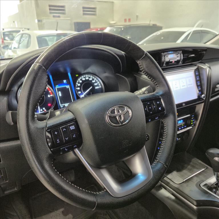 HILUX SW4 2.8 D-4D TURBO DIESEL SRX 7L 4X4 AUTOMÁTICO11