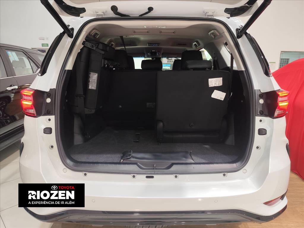 HILUX SW4 2.8 D-4D TURBO DIESEL SRX PLATINUM 7L 4X4 AUTOMÁTICO4