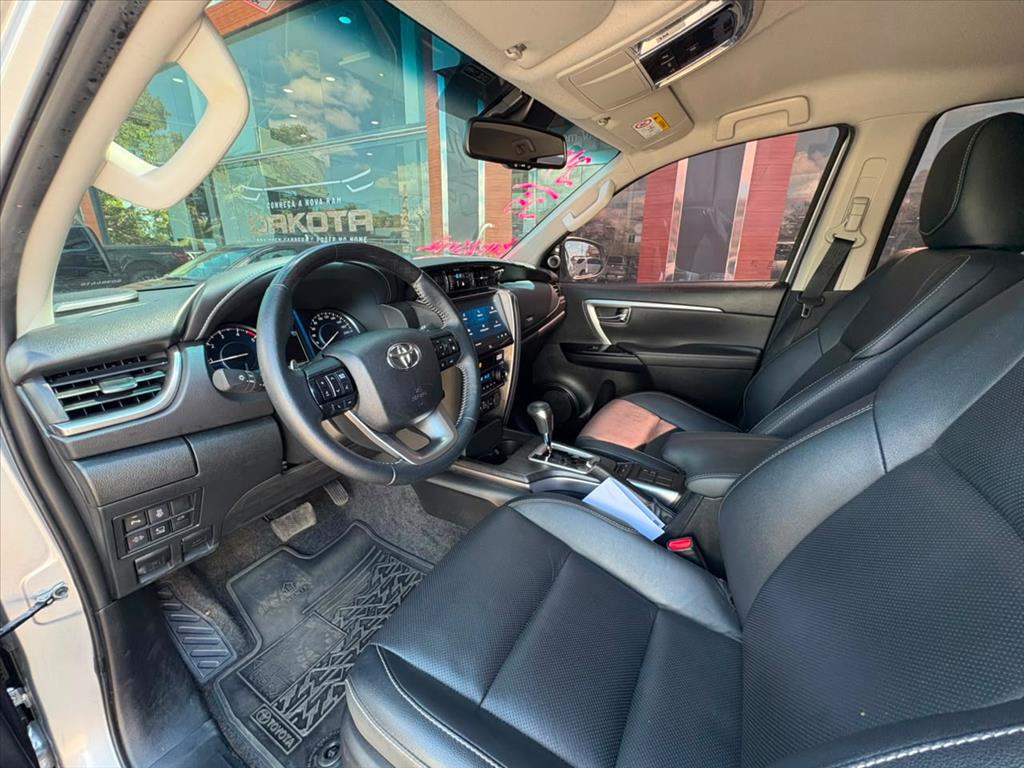 Toyota-HILUX SW4-2.8 D-4D TURBO DIESEL SRX PLATINUM 7L 4X4 AUTOMÁTICO