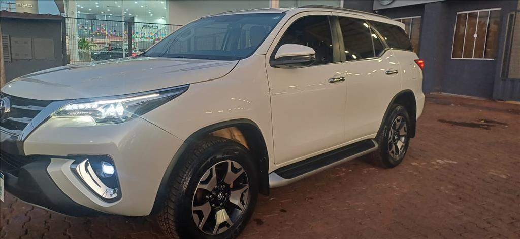 HILUX SW4 2.8 SRX DIAMOND 4X4 7 LUGARES 16V TURBO INTERCOOLER DIESEL 4P AUTOMÁTICO