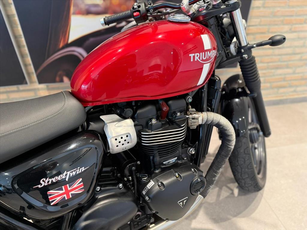 TRIUMPH-STREET-TWIN