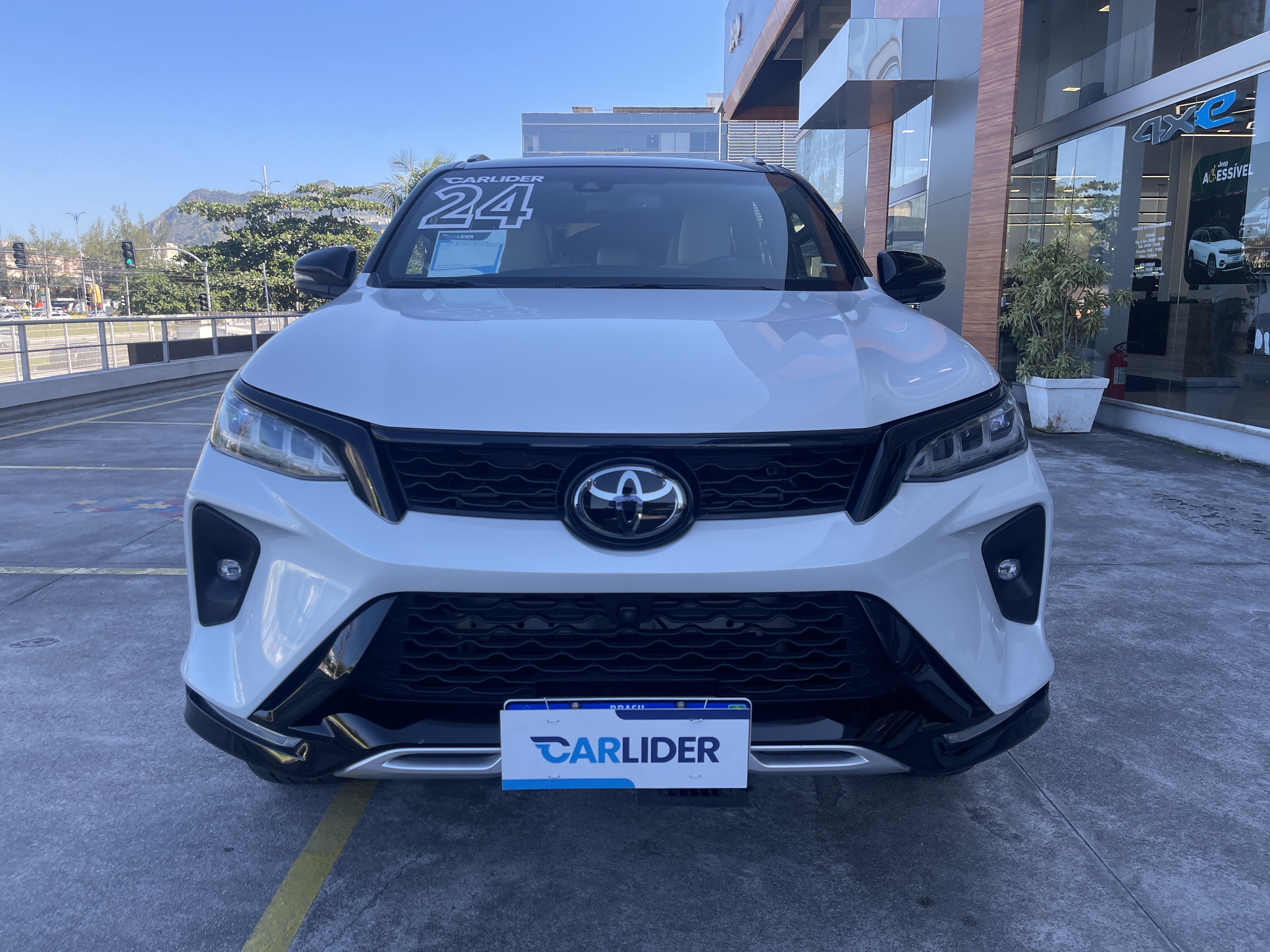 HILUX SW4 2.8 D-4D TURBO DIESEL DIAMOND 7L 4X4 AUTOMÁTICO0