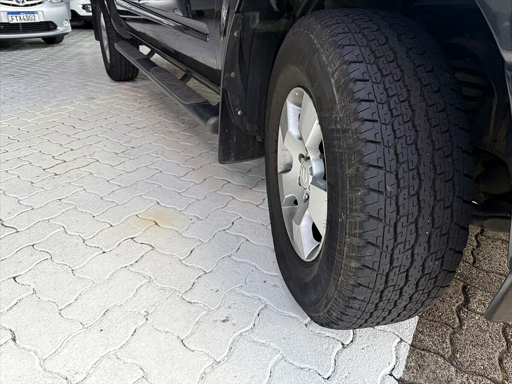 Nissan Frontier - 2.5 LE 4X4 CD TURBO ELETRONIC DIESEL 4P MANUAL