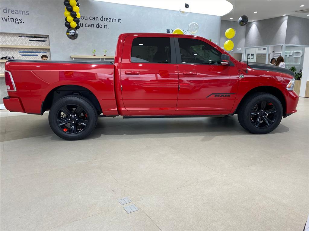 CLASSIC 5.7 V8 GASOLINA LARAMIE NIGHT EDITION CD 4X4 AUTOMÁTICO3