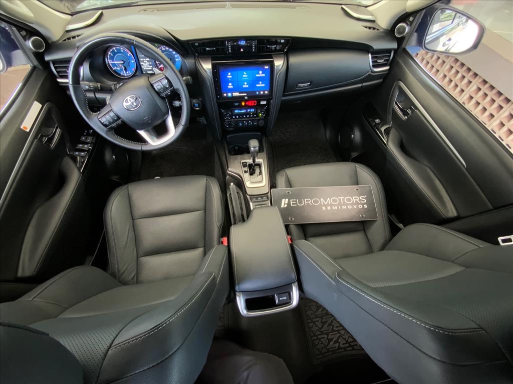 Toyota-HILUX SW4-2.8 D-4D TURBO DIESEL SRX PLATINUM 7L 4X4 AUTOMÁTICO