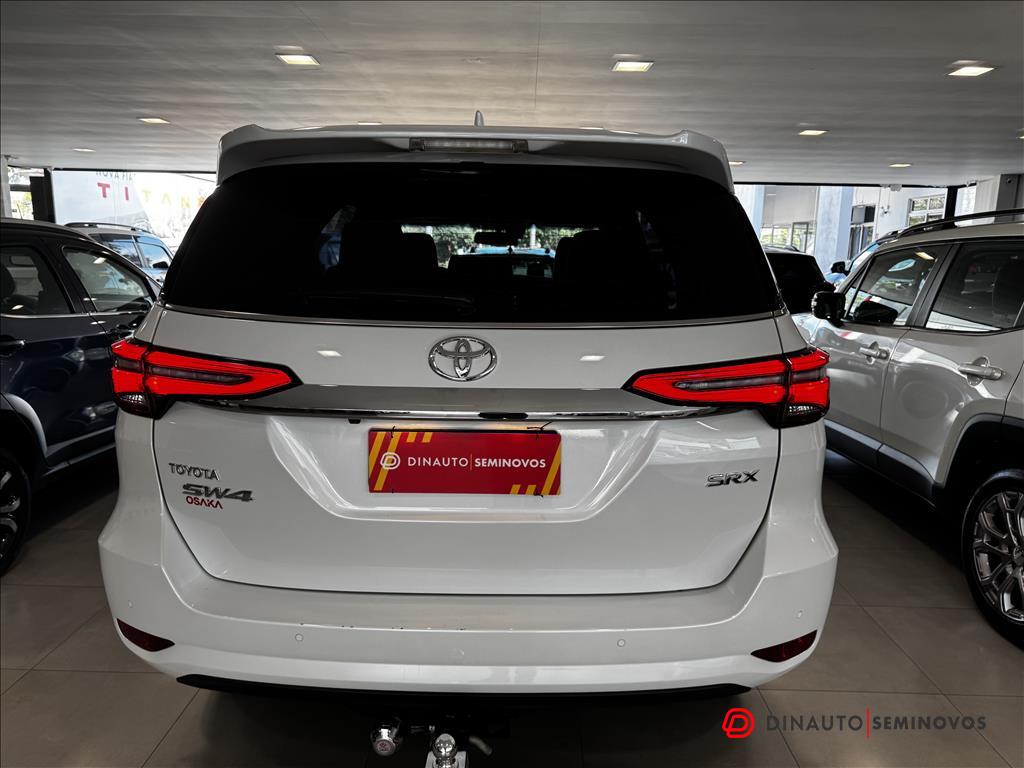 Toyota-HILUX SW4-2.8 D-4D TURBO DIESEL SRX 7L 4X4 AUTOMÁTICO