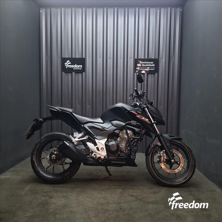 Moto HONDA do modelo CB 300F TWISTER CBS 2024/2025