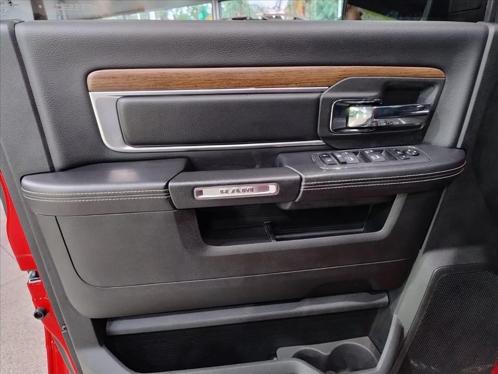 CLASSIC 5.7 V8 GASOLINA LARAMIE NIGHT EDITION CD 4X4 AUTOMÁTICO3