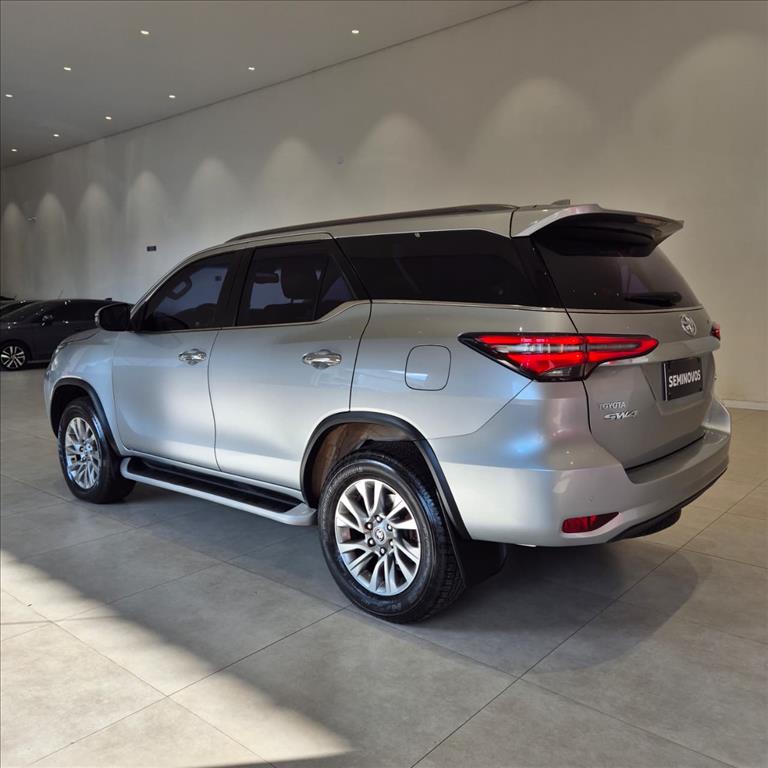 HILUX 2.8 D-4D TURBO DIESEL CD SRX 4X4 AUTOMÁTICO5