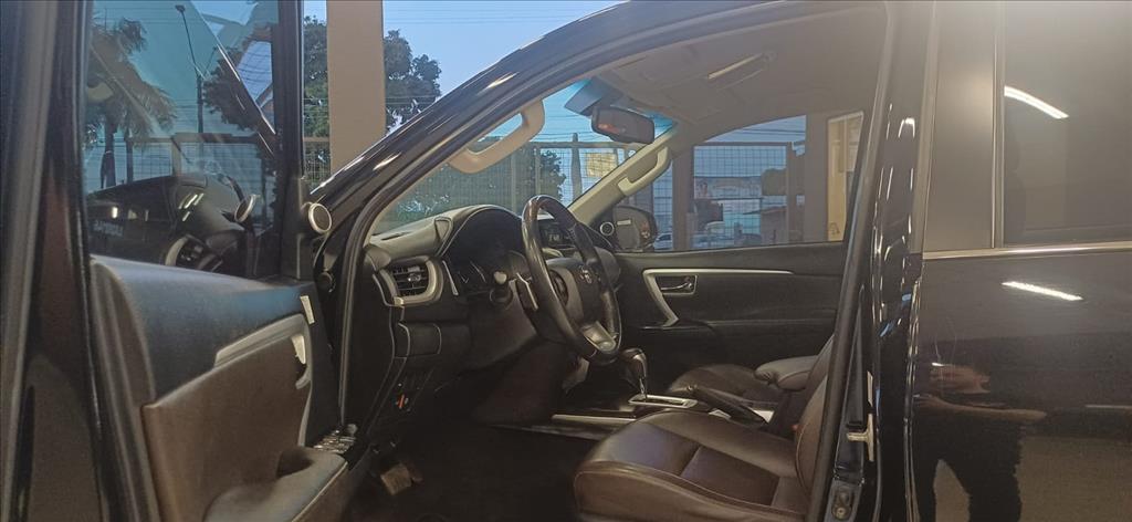 HILUX SW4 2.8 SRX 4X4 7 LUGARES 16V TURBO INTERCOOLER DIESEL 4P AUTOMÁTICO5