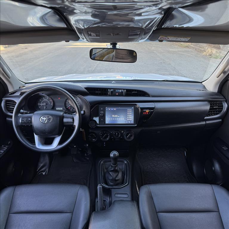 Toyota-HILUX-2.8 D-4D TURBO DIESEL CD POWER PACK 4X4 MANUAL