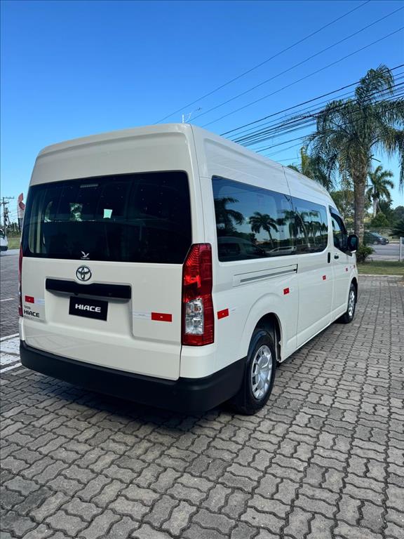 HIACE 2.8 D-4D TURBO DIESEL MINIBUS 15+1 DX AUTOMÁTICO4