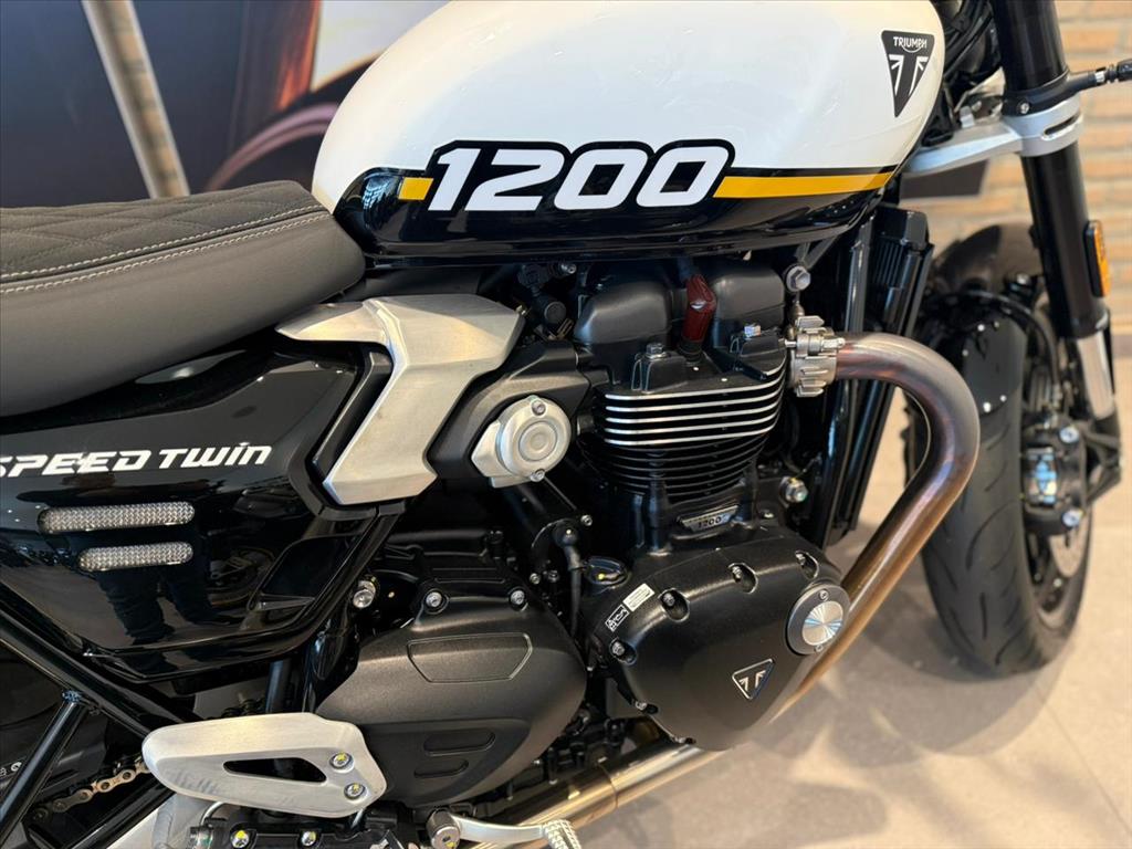 TRIUMPH-SPEED-TWIN