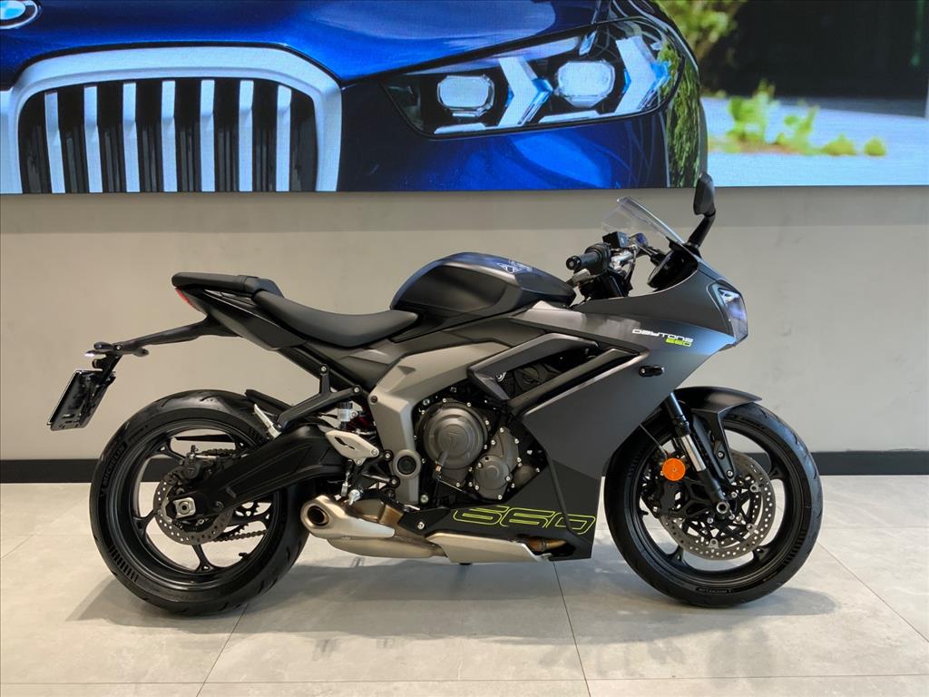 TRIUMPH-DAYTONA-660