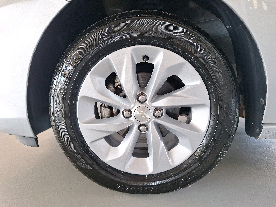 GM - Chevrolet-ONIX PLUS-1.0 FLEX LT MANUAL