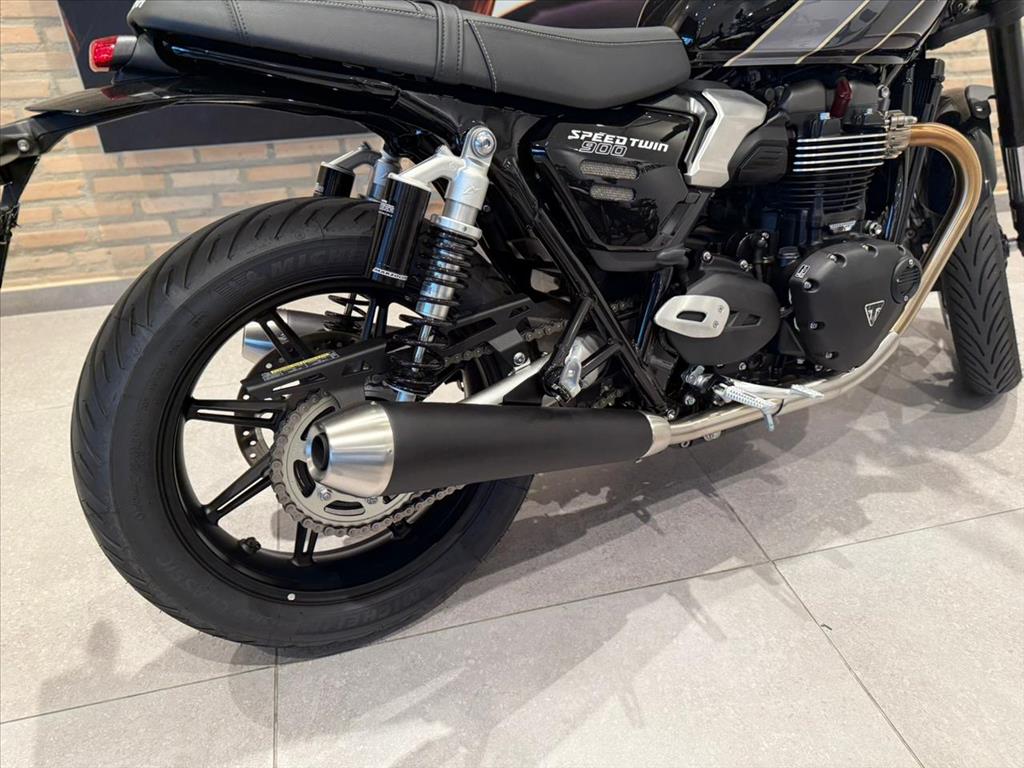 TRIUMPH-SPEED-TWIN 900