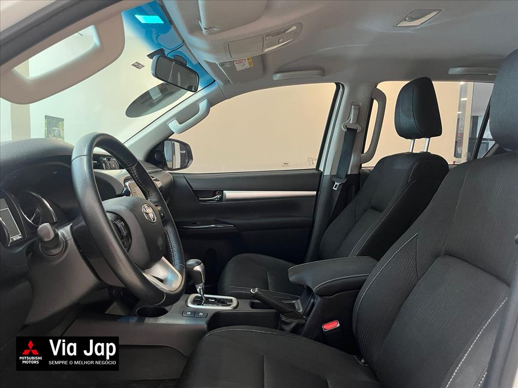Toyota-HILUX-2.8 D-4D TURBO DIESEL CD SR 4X4 AUTOMÁTICO
