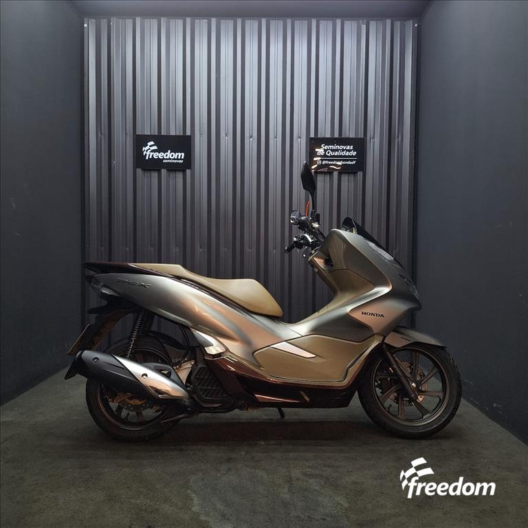 Moto HONDA do modelo PCX DLX 2022/2022