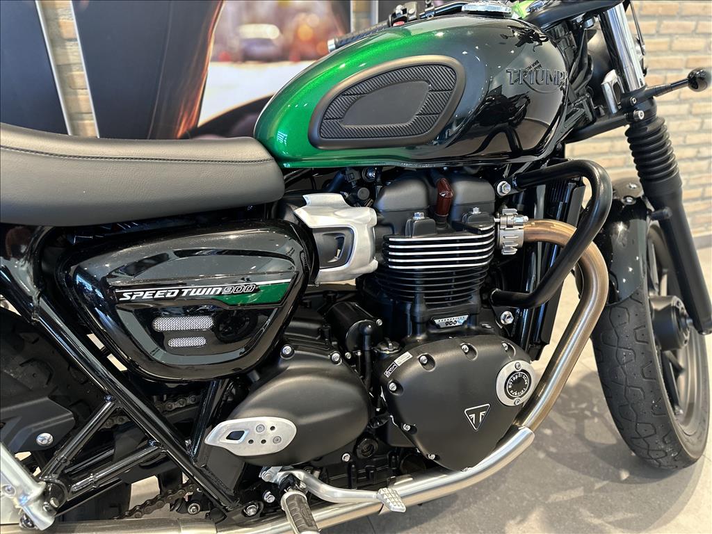 TRIUMPH-SPEED-TWIN 900