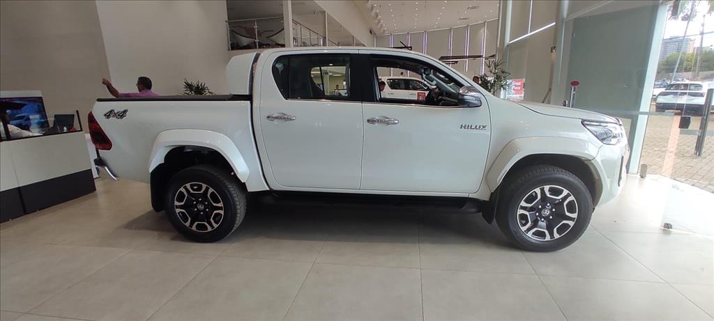 HILUX 2.8 D-4D TURBO DIESEL CD SRX 4X4 AUTOMÁTICO4
