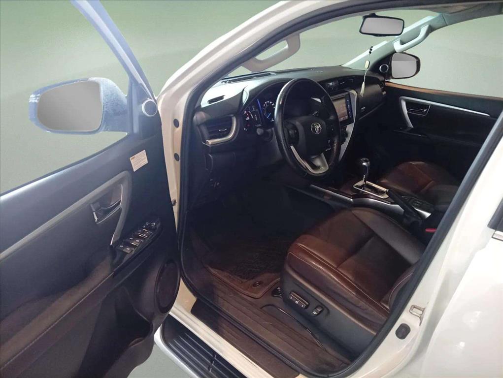 HILUX SW4 2.8 D-4D TURBO DIESEL SRX PLATINUM 7L 4X4 AUTOMÁTICO7