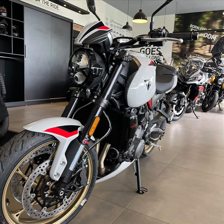 TRIUMPH-TRIDENT-800