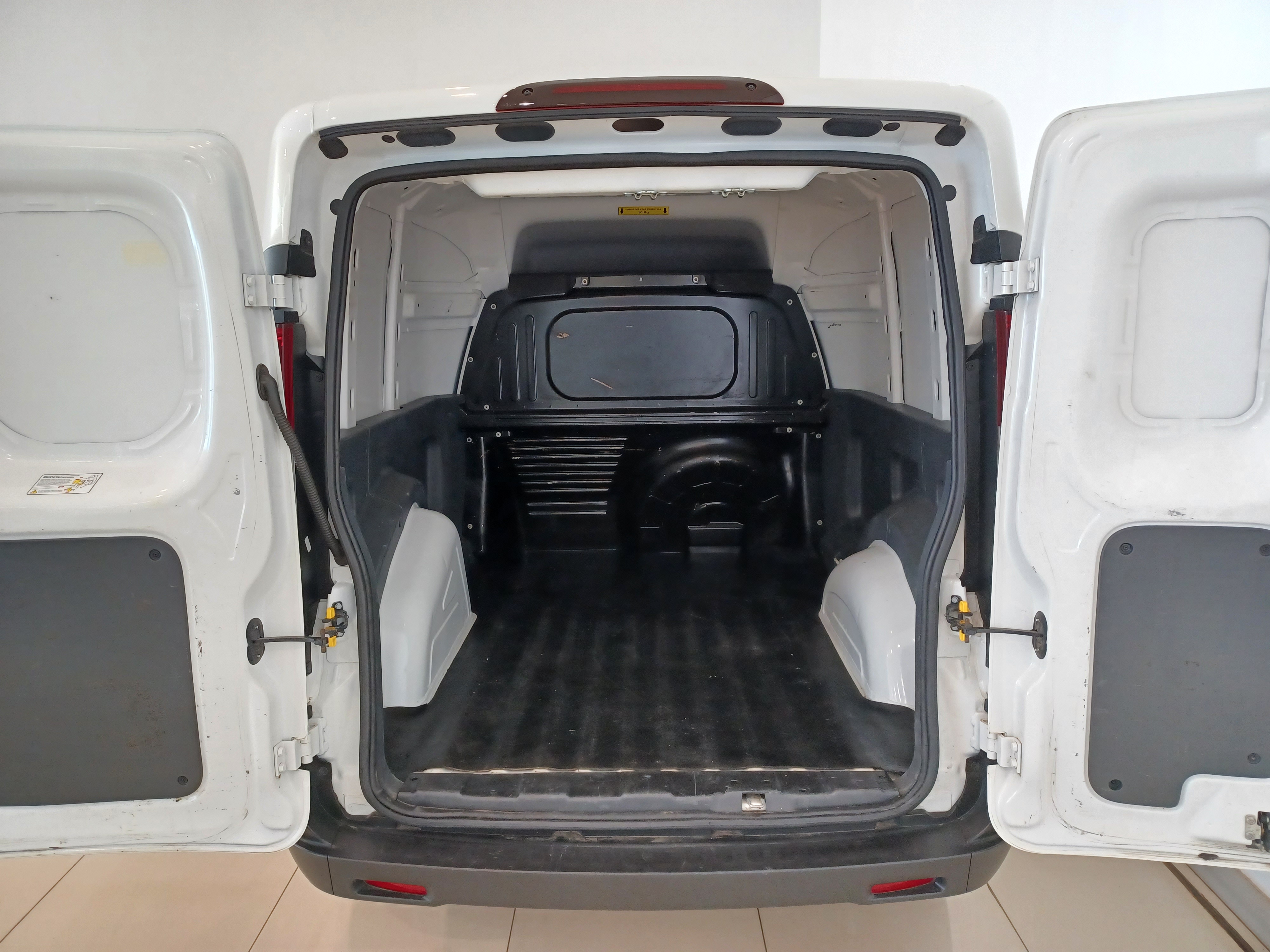 Fiat-FIORINO-1.4 MPI FURGÃO ENDURANCE 8V FLEX 2P MANUAL
