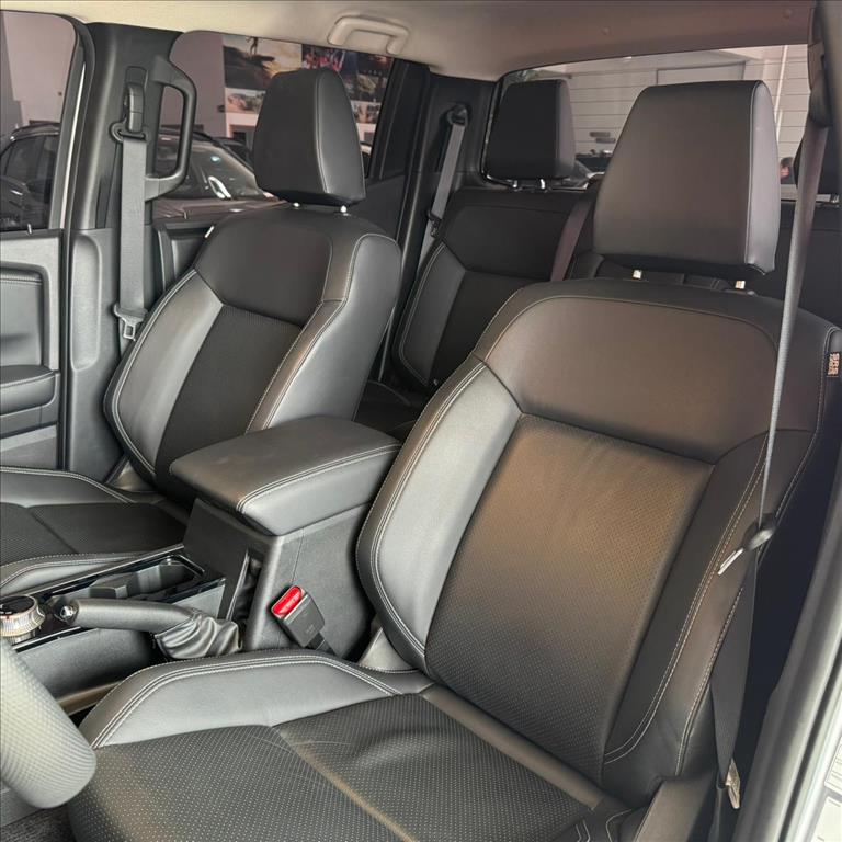 Mitsubishi-TRITON-2.4 BITURBO DIESEL CD HPE-S 4X4 AUTOMÁTICO