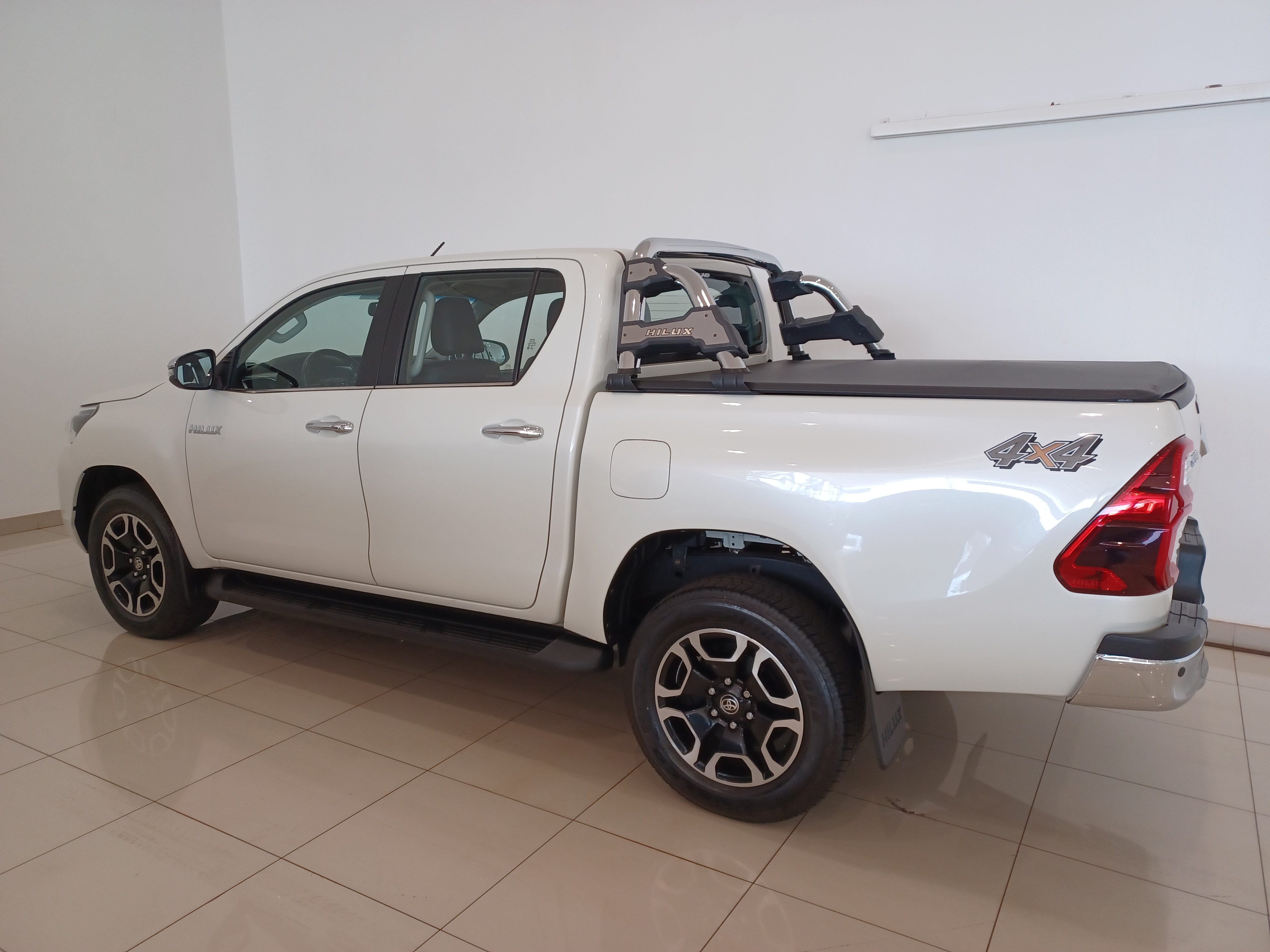 Toyota-HILUX-2.8 D-4D TURBO DIESEL CD SRX 4X4 AUTOMÁTICO