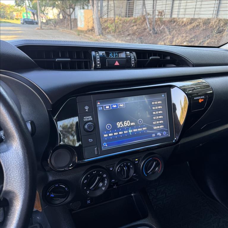 Toyota-HILUX-2.8 D-4D TURBO DIESEL CD POWER PACK 4X4 MANUAL