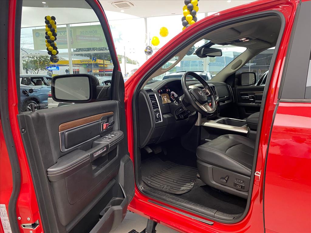 CLASSIC 5.7 V8 GASOLINA LARAMIE NIGHT EDITION CD 4X4 AUTOMÁTICO8