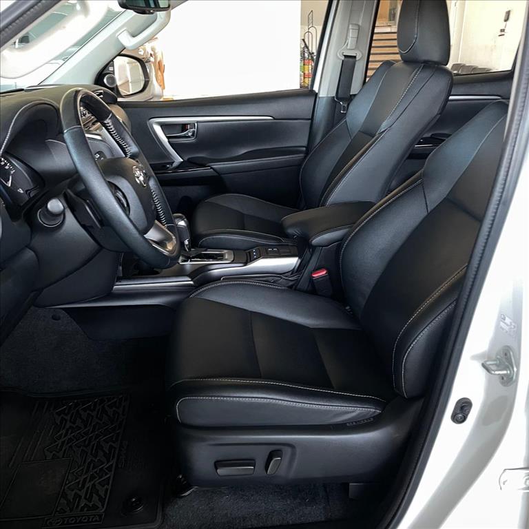 HILUX SW4 2.8 D-4D TURBO DIESEL SRX 7L 4X4 AUTOMÁTICO6