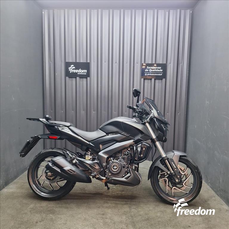 Moto BAJAJ do modelo DOMINAR 400 2023/2024