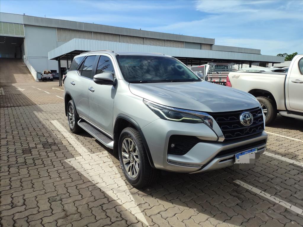 HILUX 2.8 D-4D TURBO DIESEL CD SRX 4X4 AUTOMÁTICO2