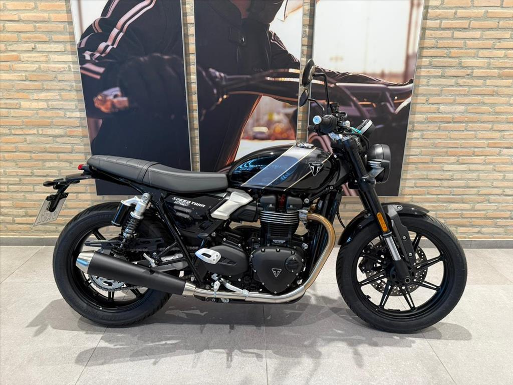 TRIUMPH-SPEED-TWIN 900