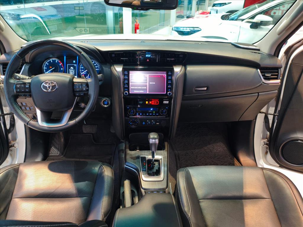 HILUX SW4 2.8 D-4D TURBO DIESEL SRX 7L 4X4 AUTOMÁTICO10