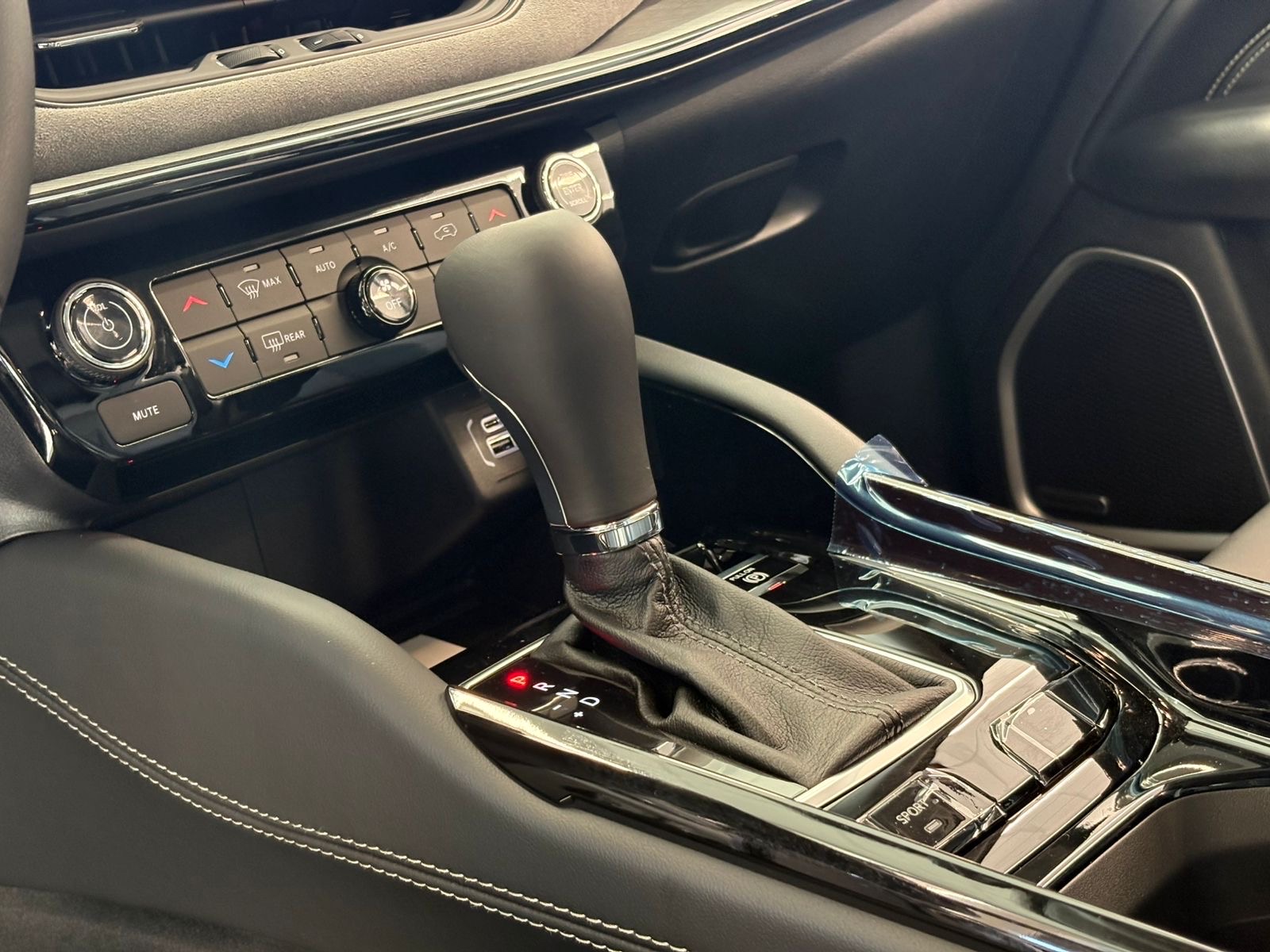 COMMANDER 1.3 T270 TURBO MHEV LIMITED AT67