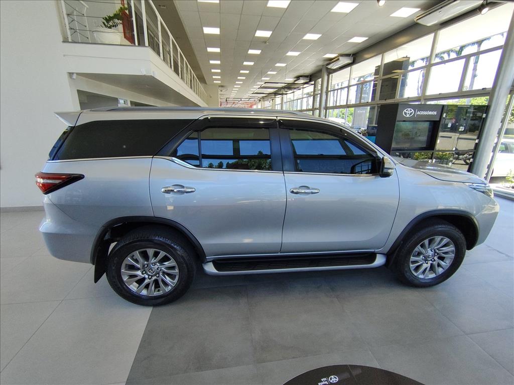 HILUX 2.8 D-4D TURBO DIESEL CD SRX 4X4 AUTOMÁTICO2