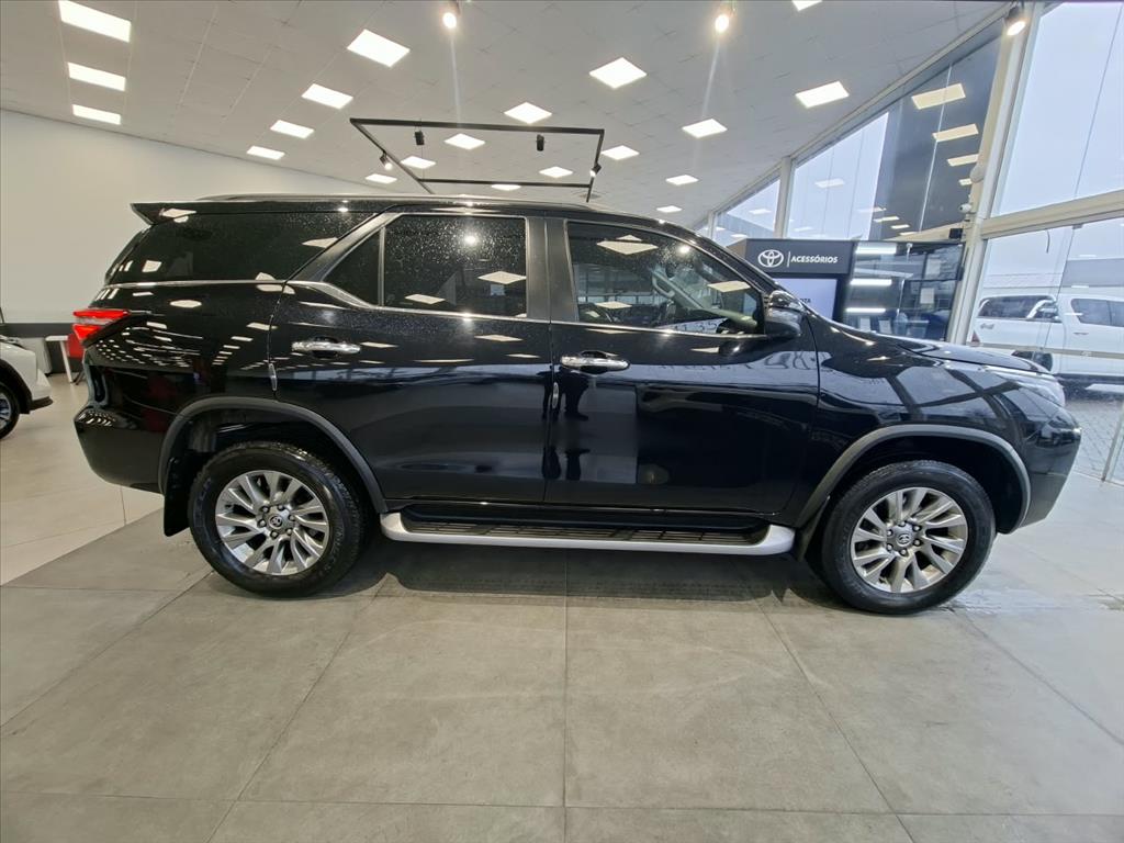 HILUX SW4 2.8 D-4D TURBO DIESEL SRX 7L 4X4 AUTOMÁTICO6
