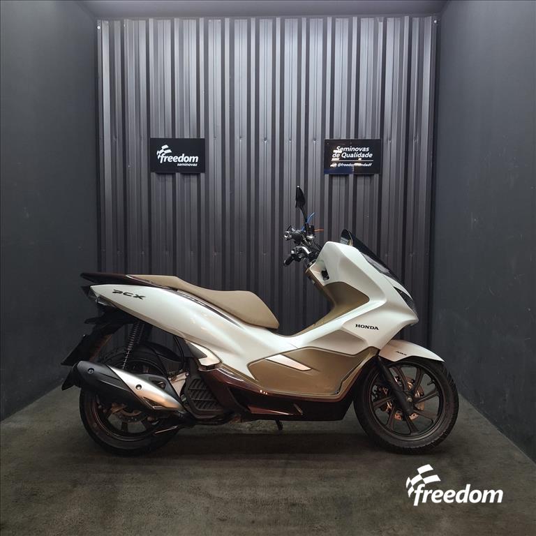 Moto HONDA do modelo PCX DLX 2021/2021
