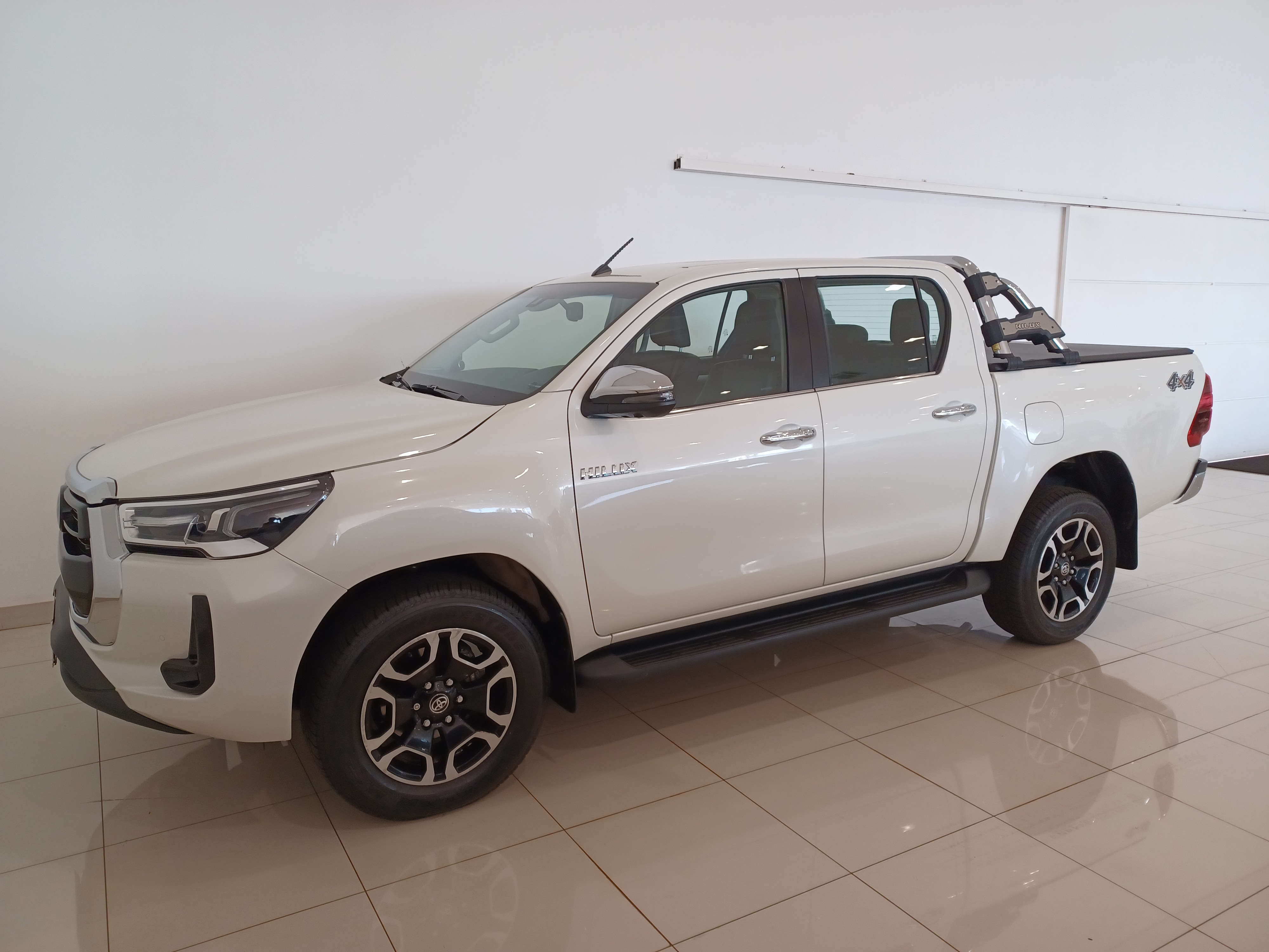 Toyota-HILUX-2.8 D-4D TURBO DIESEL CD SRX 4X4 AUTOMÁTICO