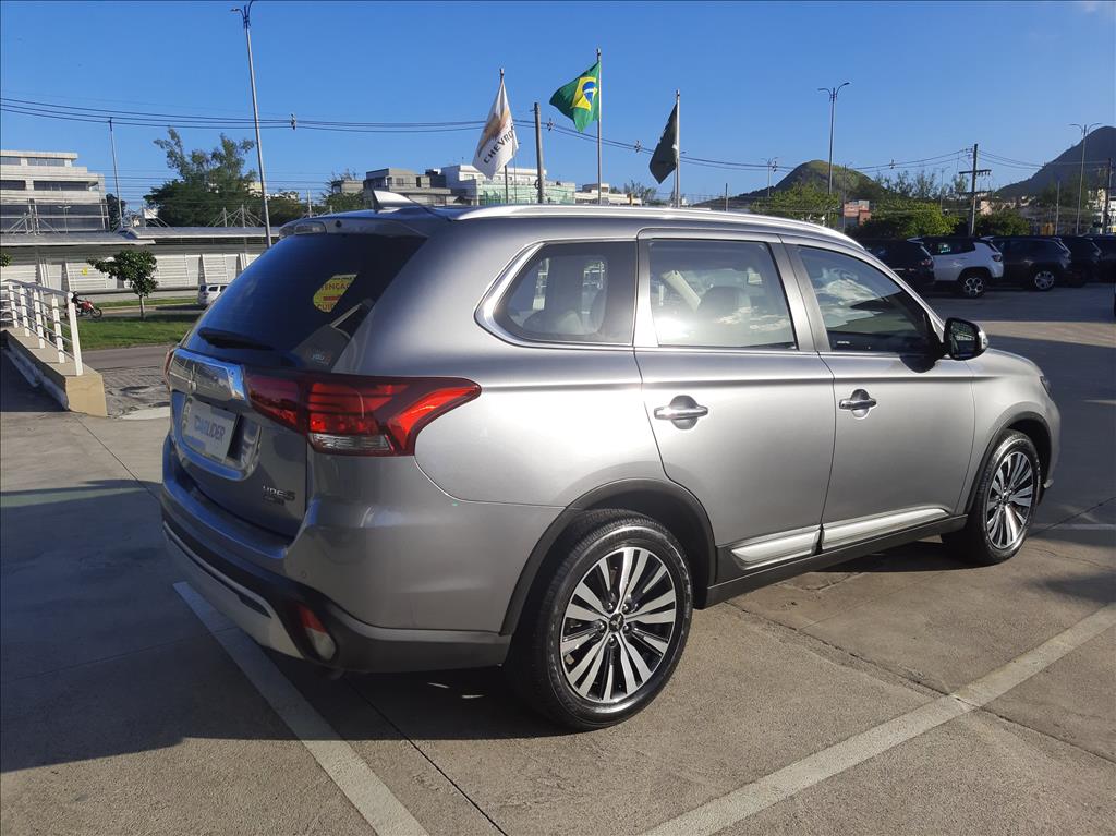 OUTLANDER 2.2 MIVEC DI-D DIESEL HPE-S AWD AUTOMÁTICO OUTLANDER 2.2 MIVEC DI-D DIESEL HPE-S AWD AUTOMÁTICO
