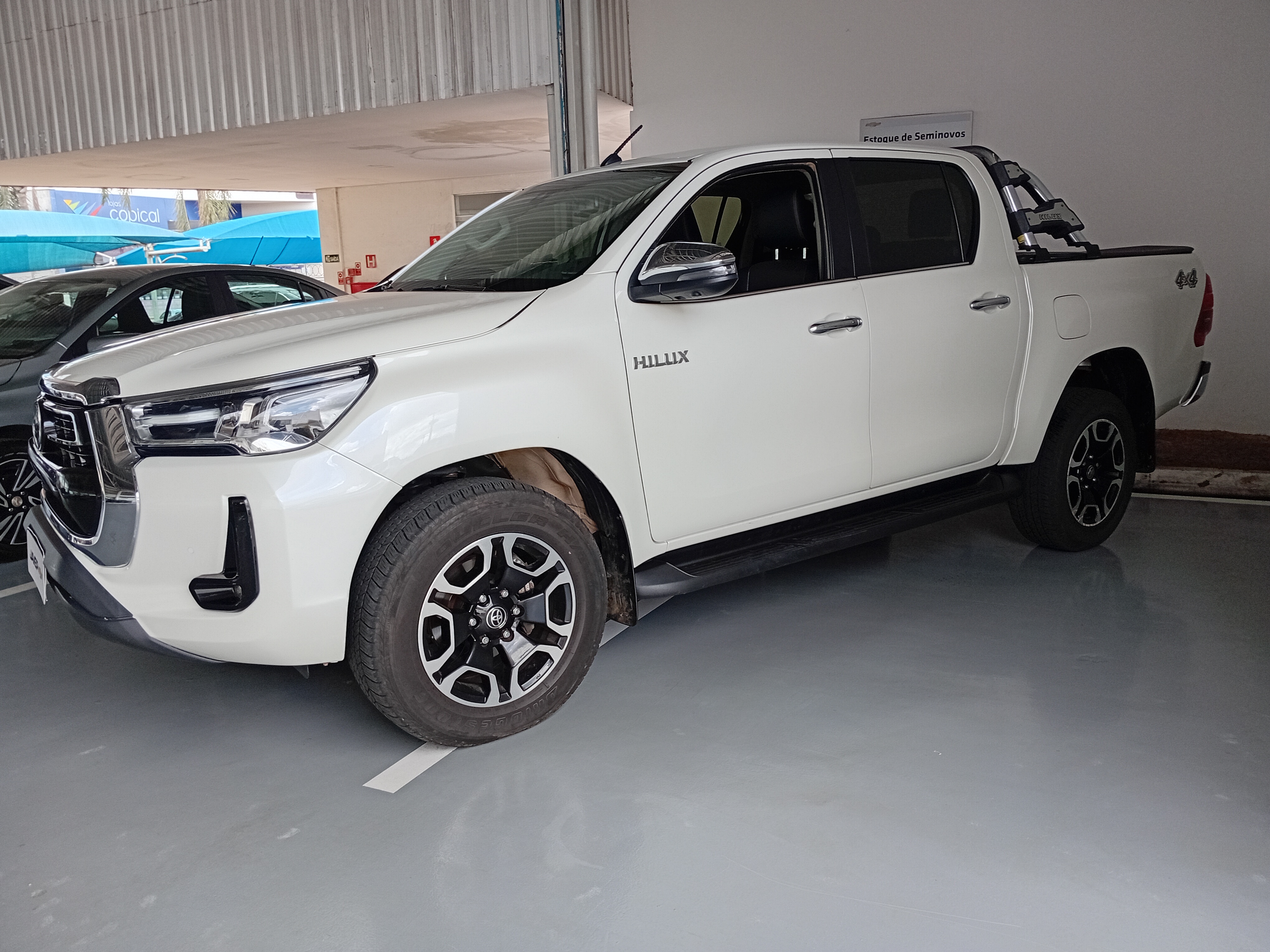 Toyota-HILUX-2.8 D-4D TURBO DIESEL CD SRX 4X4 AUTOMÁTICO