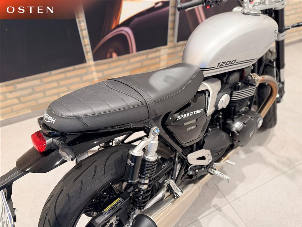 TRIUMPH-SPEED-TWIN