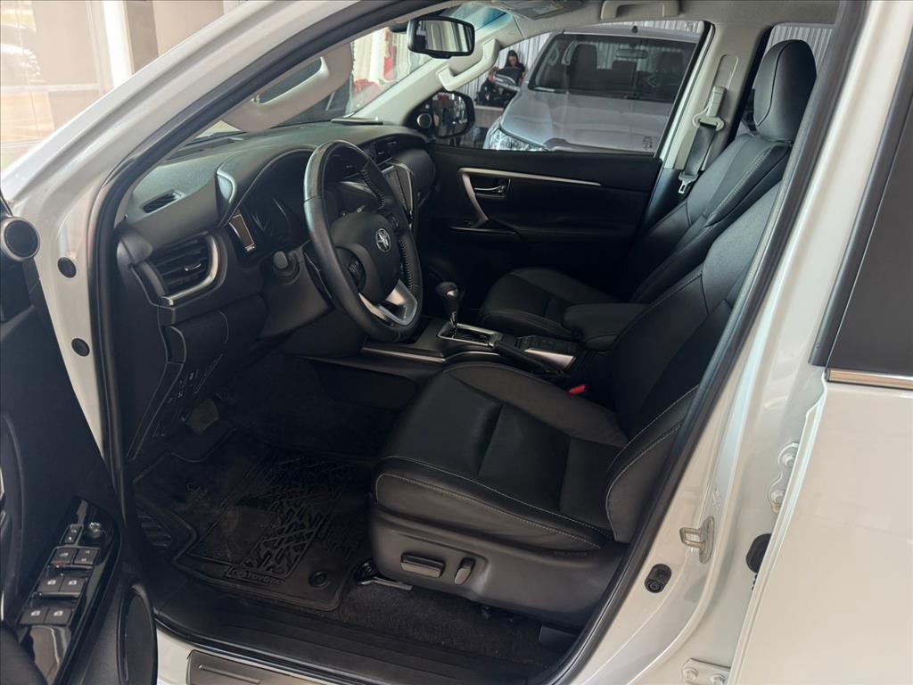 HILUX 2.8 D-4D TURBO DIESEL CD SRX 4X4 AUTOMÁTICO8