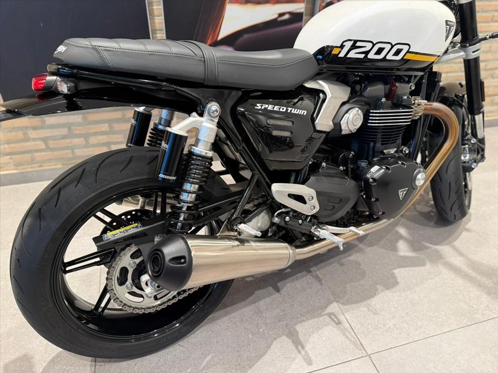 TRIUMPH-SPEED-TWIN