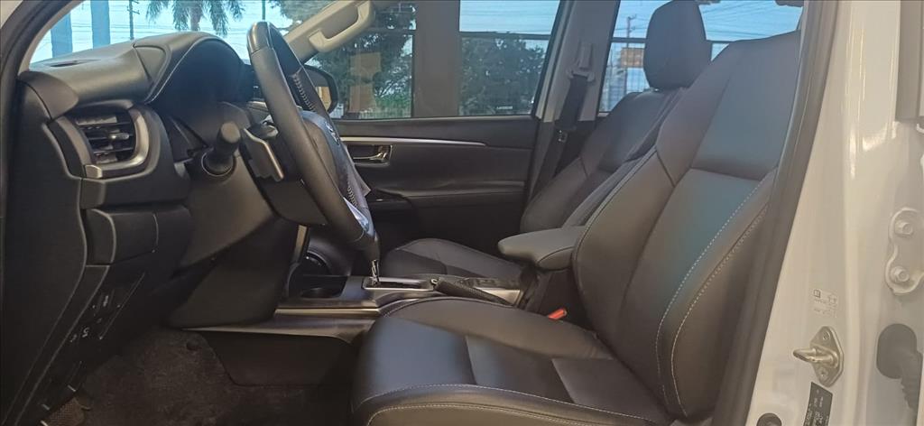 HILUX SW4 2.8 D-4D TURBO DIESEL SRX PLATINUM 7L 4X4 AUTOMÁTICO6