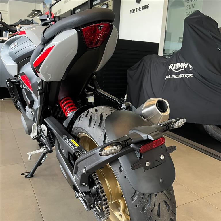 TRIUMPH-TRIDENT-800